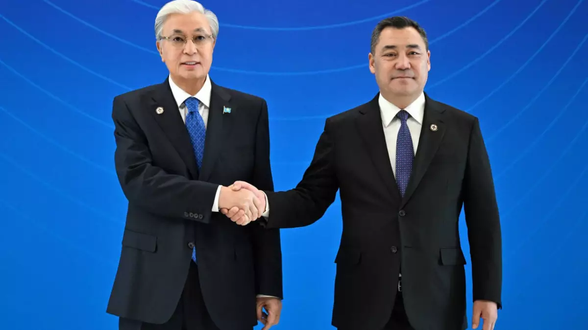 Мемлекет басшысын «Ынтымак Ордо» резиденциясында Садыр Жапаров күтіп алды