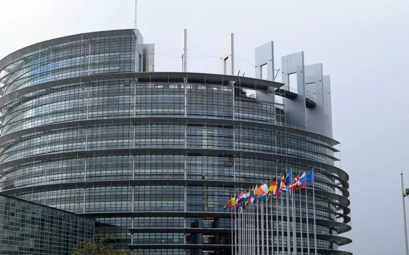 ЕС настаивает на установлении минимального возраста 16 лет для доступа к социальным сетям.