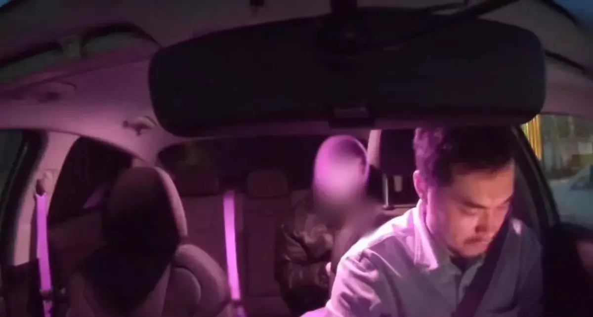 Құлағы естімейтін такси жүргізушісіне ақшасын төлемеген: жолаушы не үшін қашып кеткенін айтты