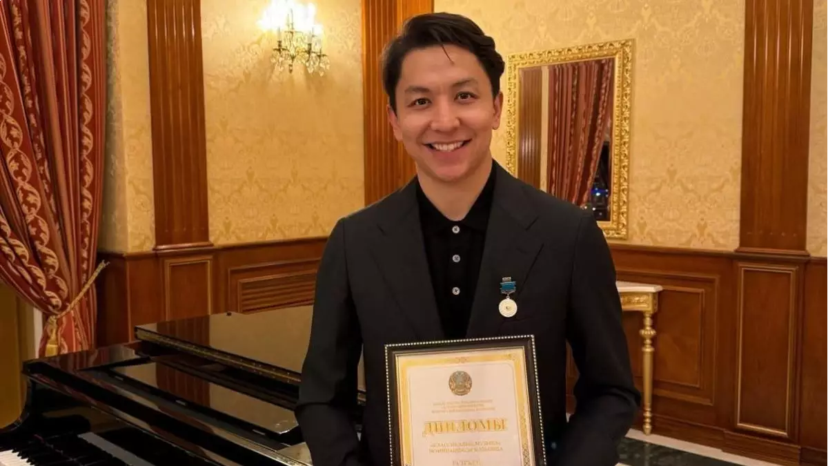 Танымал әнші Өктем Алтаевтың ұлы мемлекеттік сыйлыққа ие болды