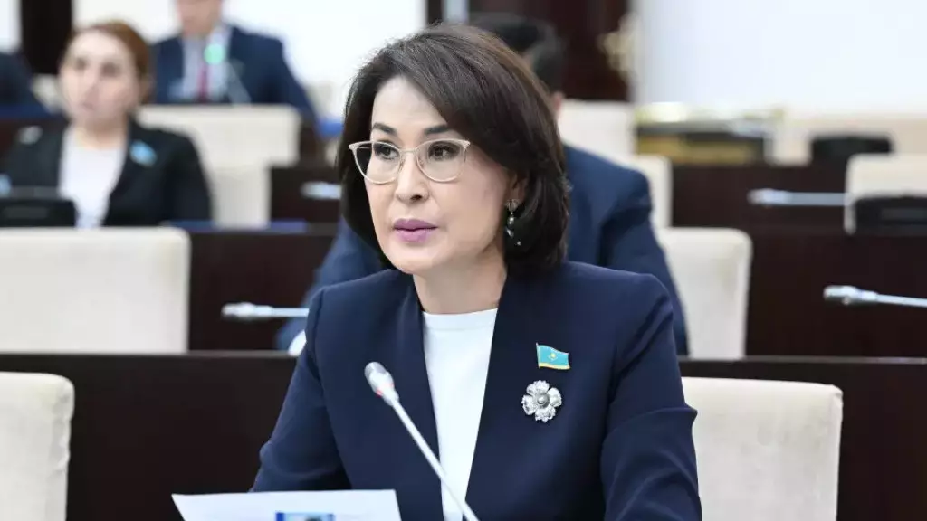 Министр здравоохранения оказала первую помощь девушке в самолете