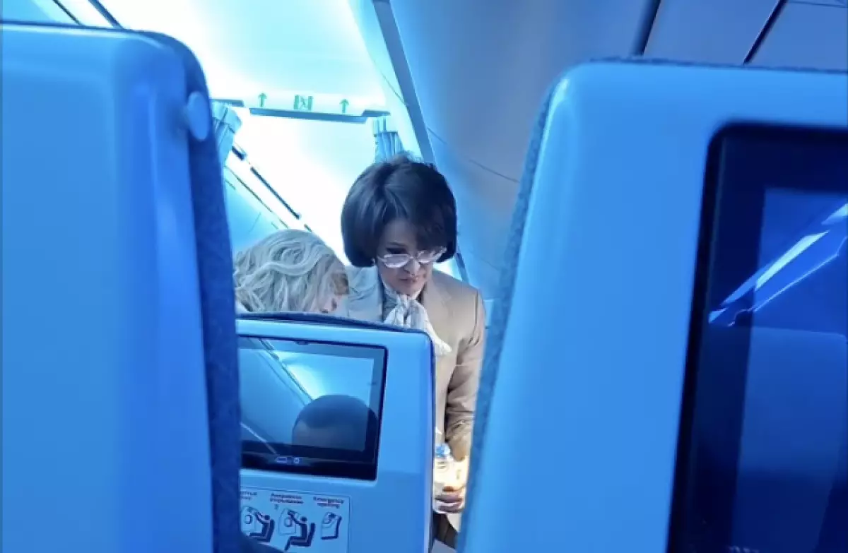 «Дәрігермін»: Министр Әлназарова ұшақта есінен танып қалған қызға көмектесті (ВИДЕО)
