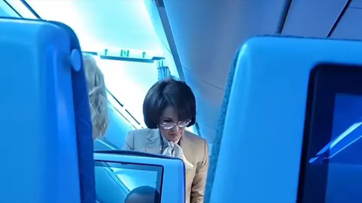 Денсаулық министрі ұшақта есінен таныған жолаушыға көмек көрсетті