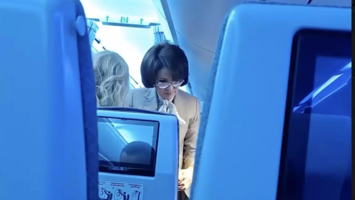 Министр Ақмарал Әлназарова ұшақта жағдайы нашарлаған жолаушыға көмектескен