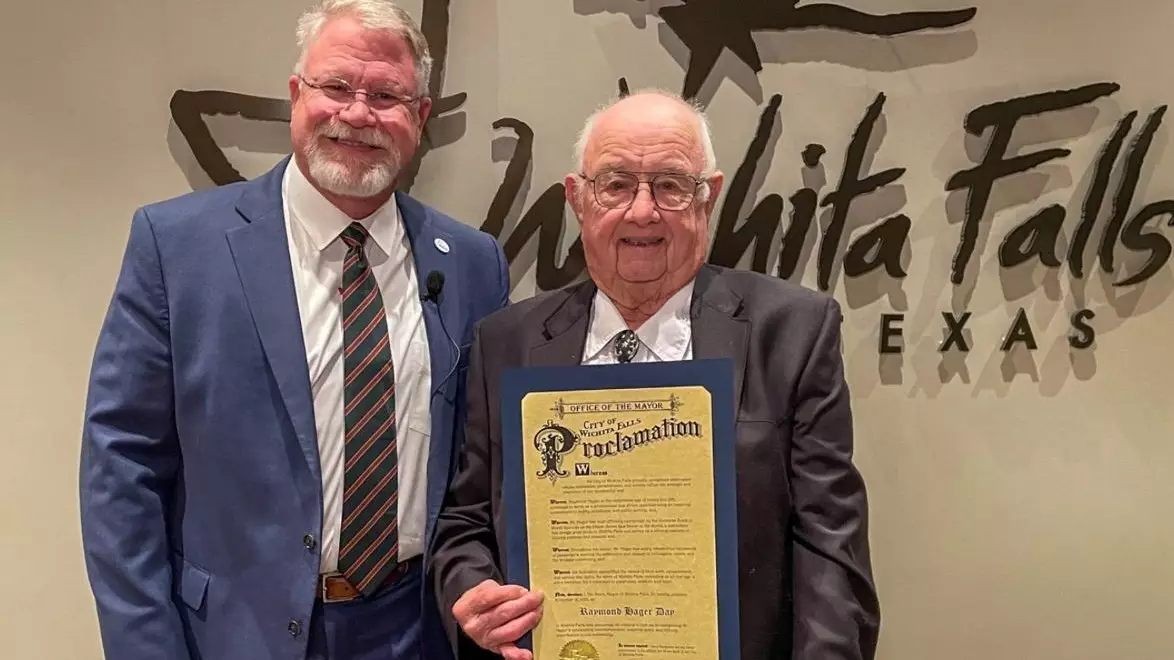 95 жастағы ер адам әлемдегі ең қарт автобус жүргізуші атанды