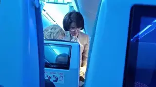 Денсаулық сақтау министрі ұшақта жас қыздың өмірін құтқарып қалды