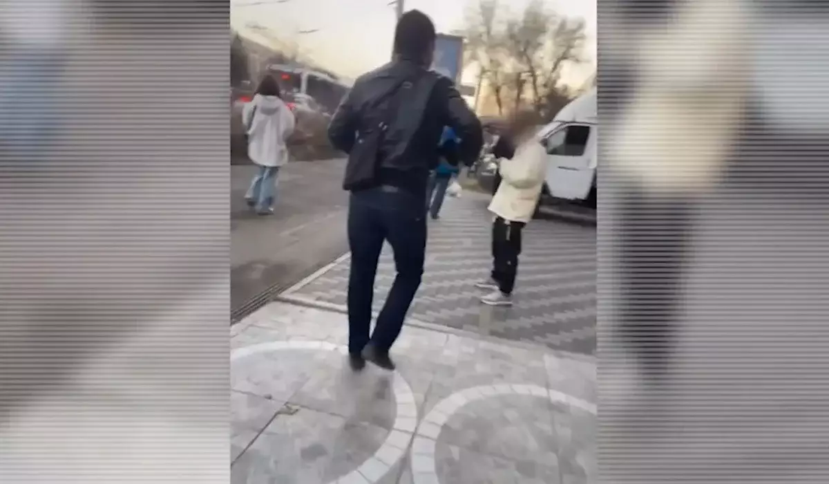 Алматыда бір топ ер адам «полицейміз» деп Қытай азаматтарынан 5,5 млн теңге тартып алған