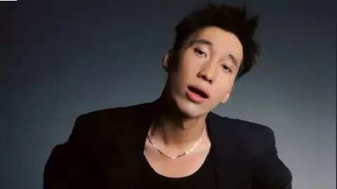 "Ритм қайда?": Kalifarniya жанды дауыста ән айта алмай, масқарасы шықты 