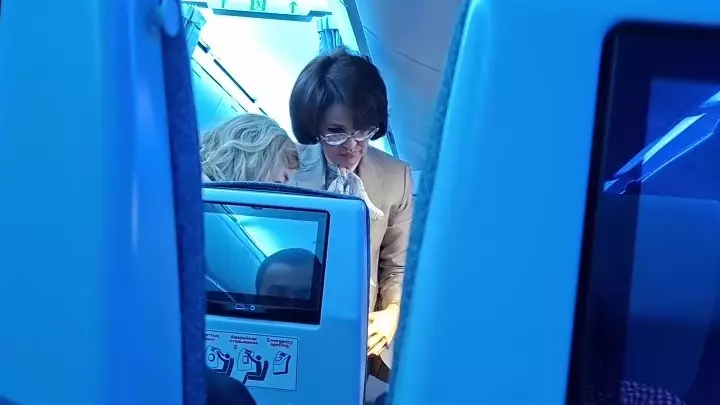 Ұшақ бортында тосын жағдай болған: көмекке ұмтылған адам министр Әлназарова болып шықты