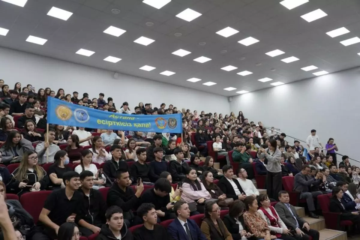 Ангелина Лукас встретилась со студентами в Астане