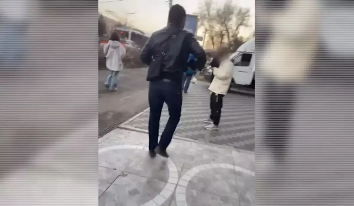 Вымогали у иностранцев 5,5 млн тенге: задержание лже-полицейских сняли на видео в Алматы