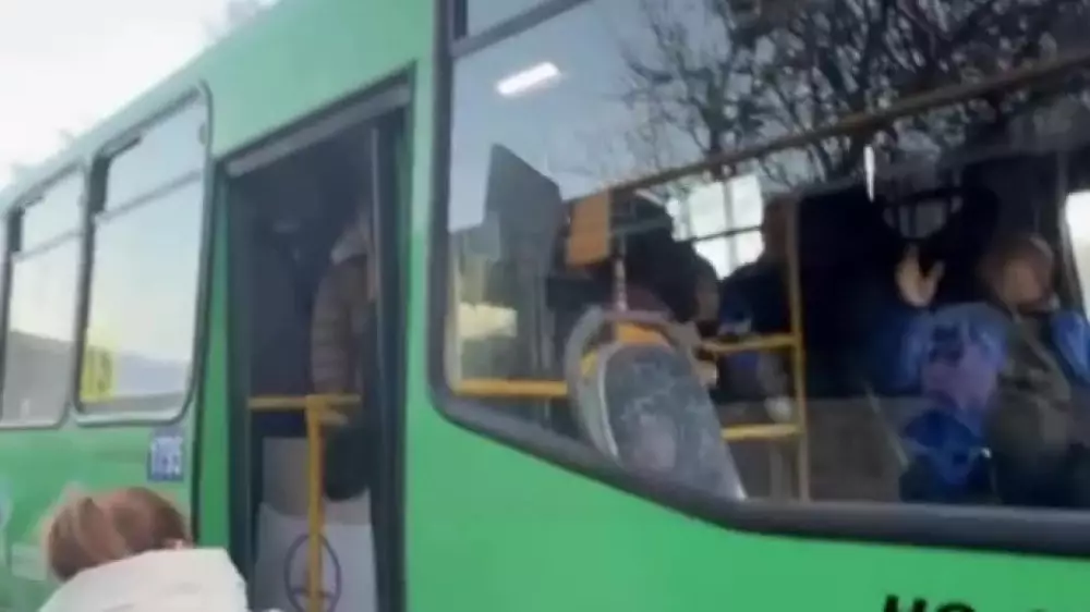 Пассажир напал на водителя автобуса в Алматы: видео