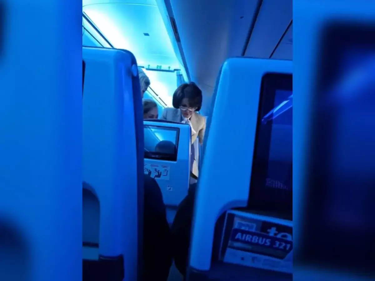 Министр здравоохранения оказала первую помощь пассажирке на борту рейса Астана-Алматы