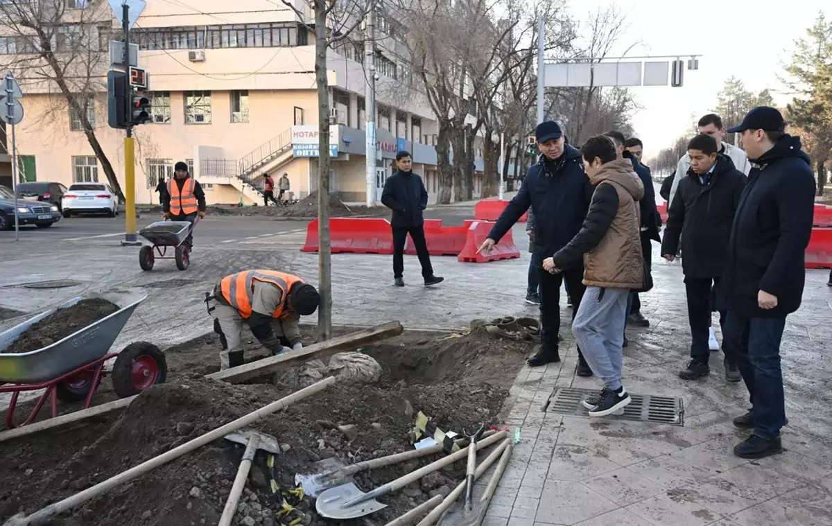 Аким Алматы ознакомился с ходом благоустройства территории вдоль улицы Пушкина
