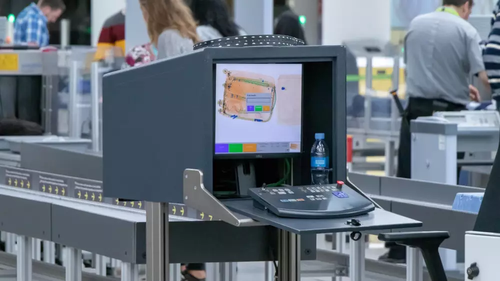 Алматы әуежайында шетелдіктің жүгінен жасырын зат табылды. Ол 15 жылға сотталды