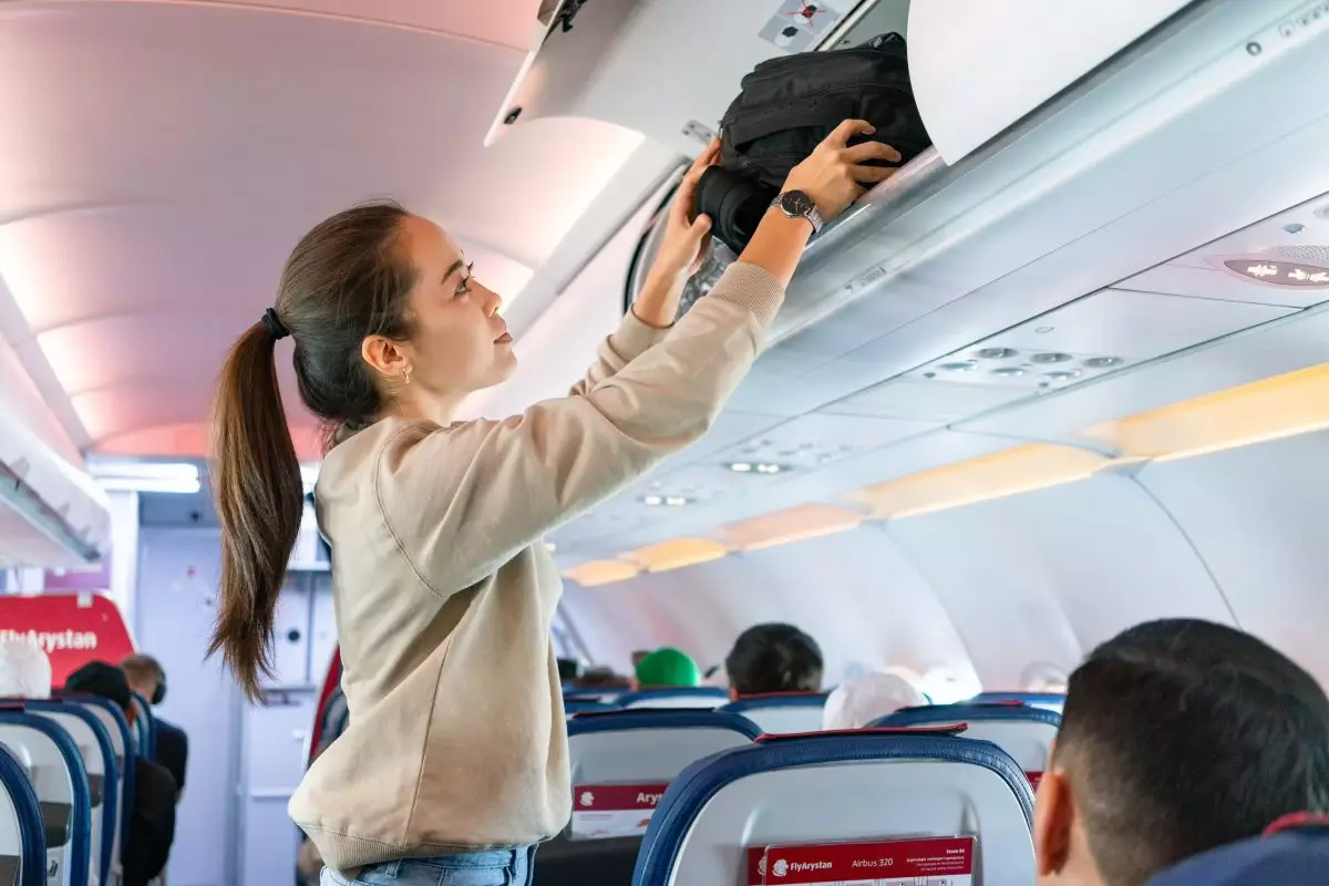 Размещение ручной клади в салоне самолета: рекомендации для комфортного путешествия