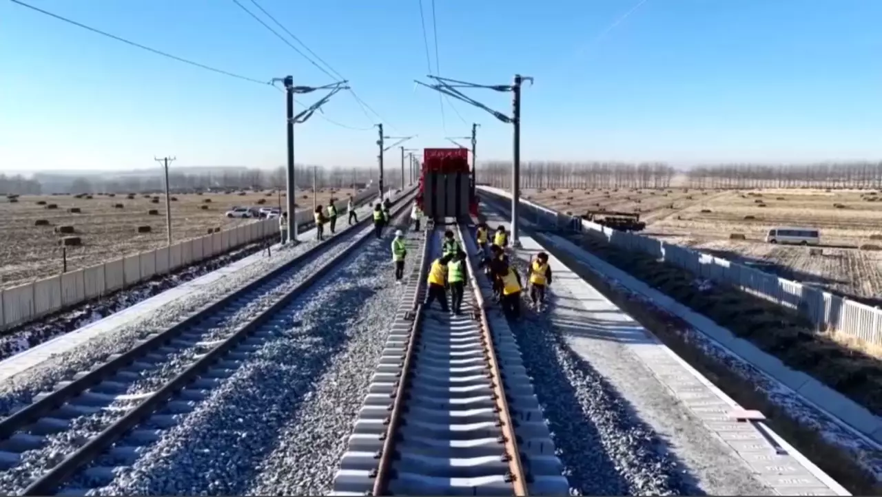 Қытайда 11 теміржолшыны пойыз басып кетті