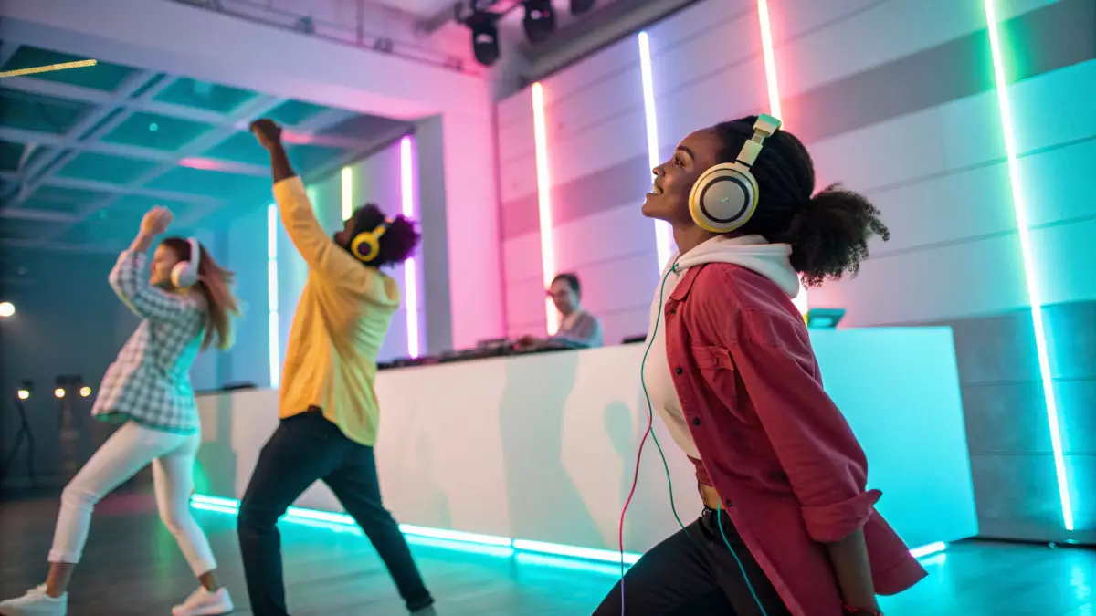 «Тихие дискотеки» в тренде: как работает формат вечеринок и концертов в наушниках