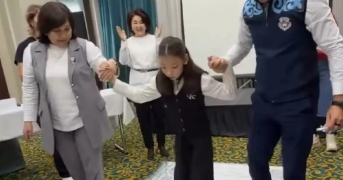  Атырауда 11 жастағы қызға алғаш рет «Тұсау кесер» рәсімі өткізілді 