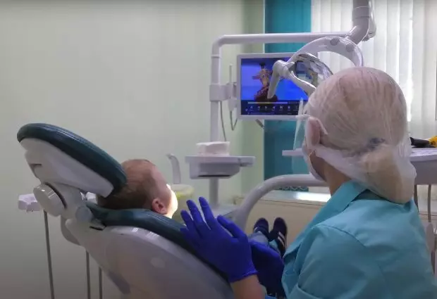 Четырехлетняя девочка из Казахстана умерла после попытки вылечить 18 зубов за раз.