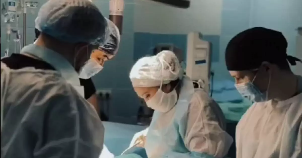  Қарағандыда дәрігерлер әйелдің ішінен көлемі 60 см ісікті алып тастады 