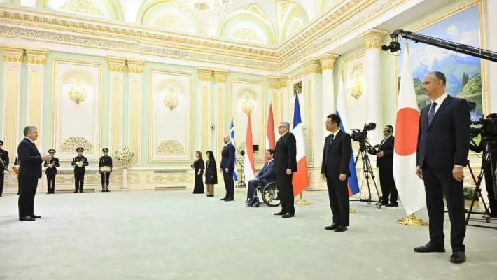 Мирзиёев принял верительные грамоты у послов семи стран