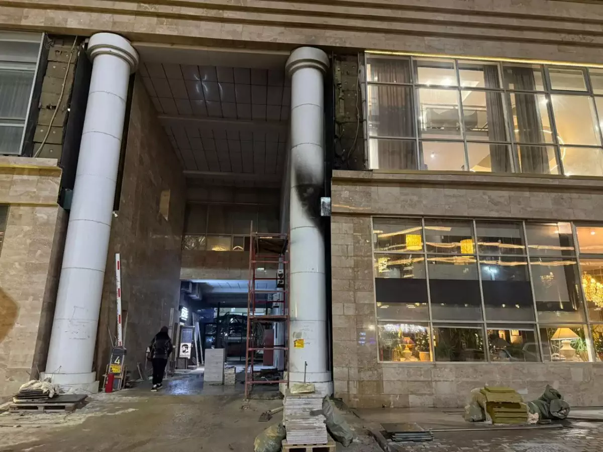 Около монумента Байтерек в Астане вспыхнул пожар