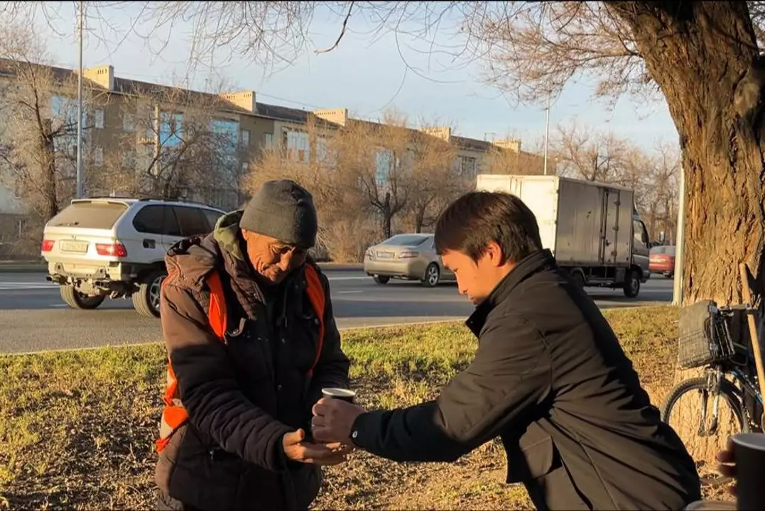 Талдыкорганцы устроили тёплый сюрприз коммунальщикам на улицах города