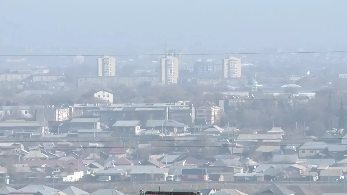 Сасық иіс көзді қышытады: Шымкент тұрғындары көк түтінге тұншығып отыр