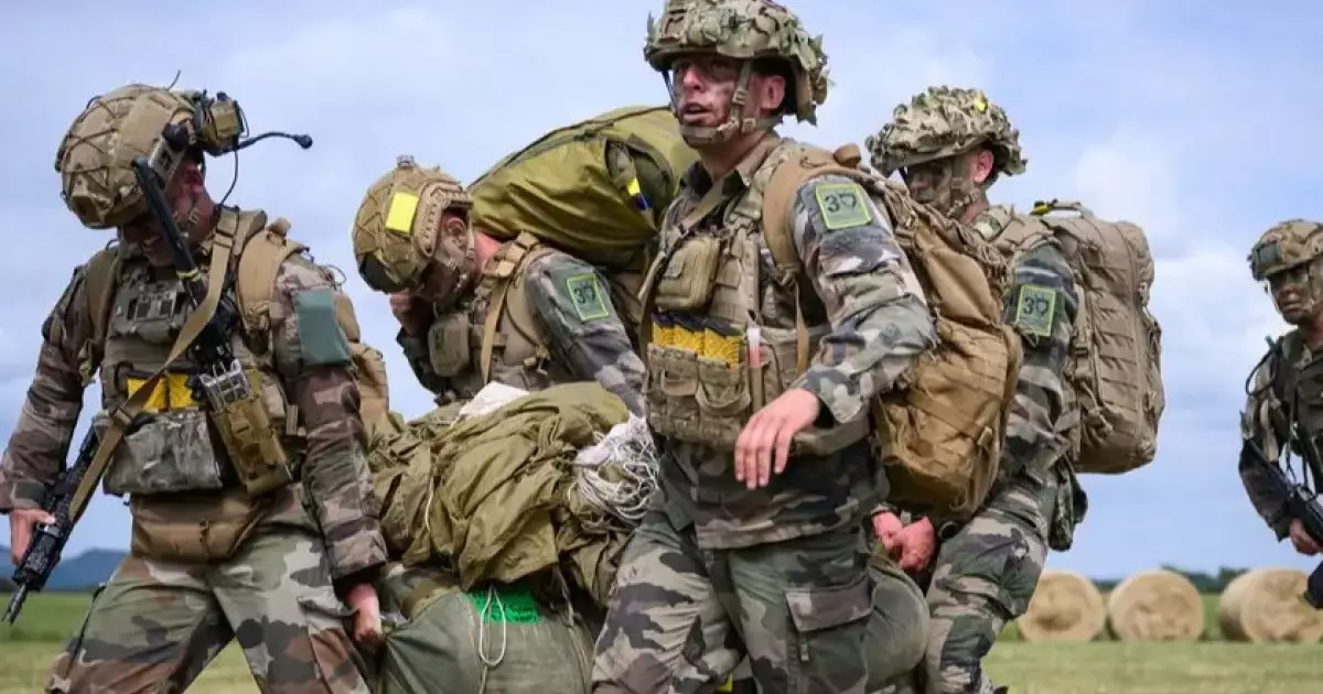  Франция ерікті әскери қызмет енгізбек 