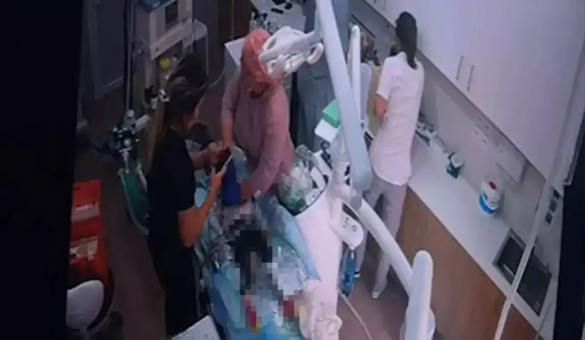 «Ата-анасы зар илеп қалған»: Сотта тіс емханасында болған қайғылы жағдайдың видеосы көрсетілді