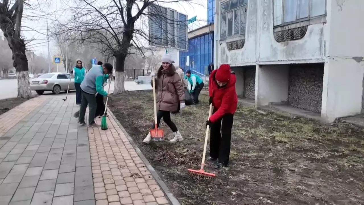 «Таза Қазақстан»: Қостанайда қала көшелері тазартылды