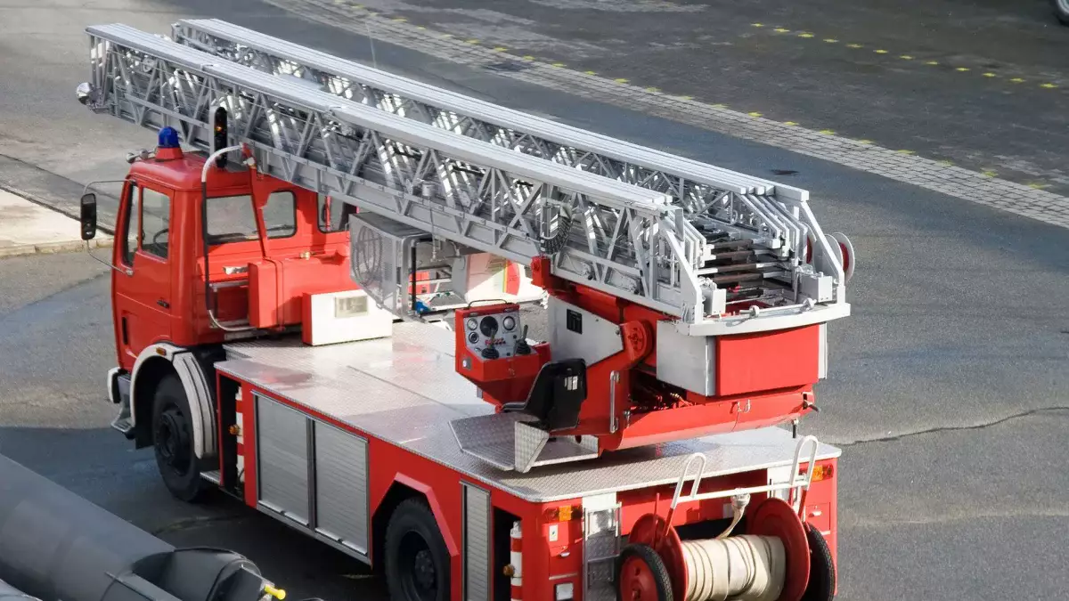 Шымкентте тоғызыншы қабаттағы пәтерден өрт шықты: 10 адам баспалдақпен түсірілді