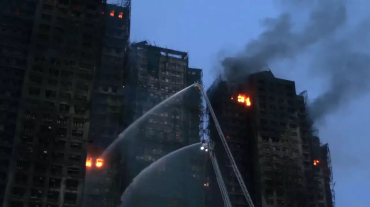 Число жертв пожара в Гонконге возросло до 83