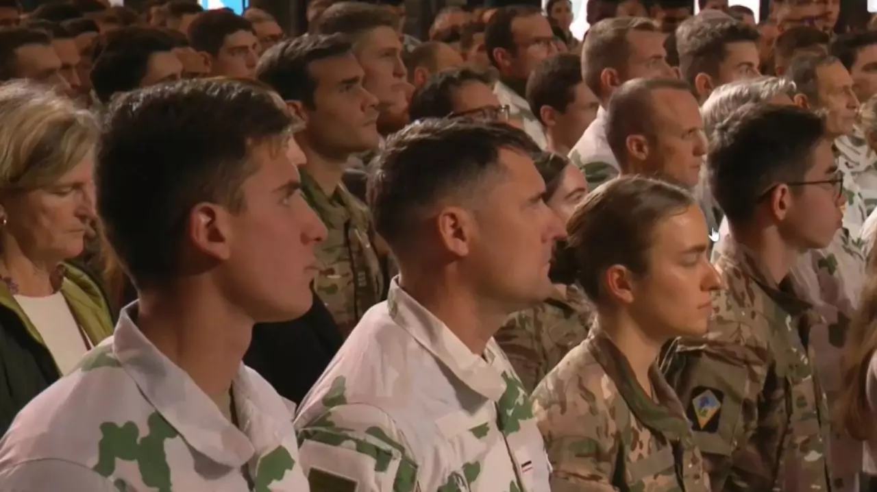 Франция вводит добровольную военную службу