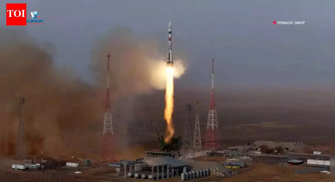 Трое астронавтов отправились на МКС на ракете «Союз», стартовавшей с Байконура в Казахстане.