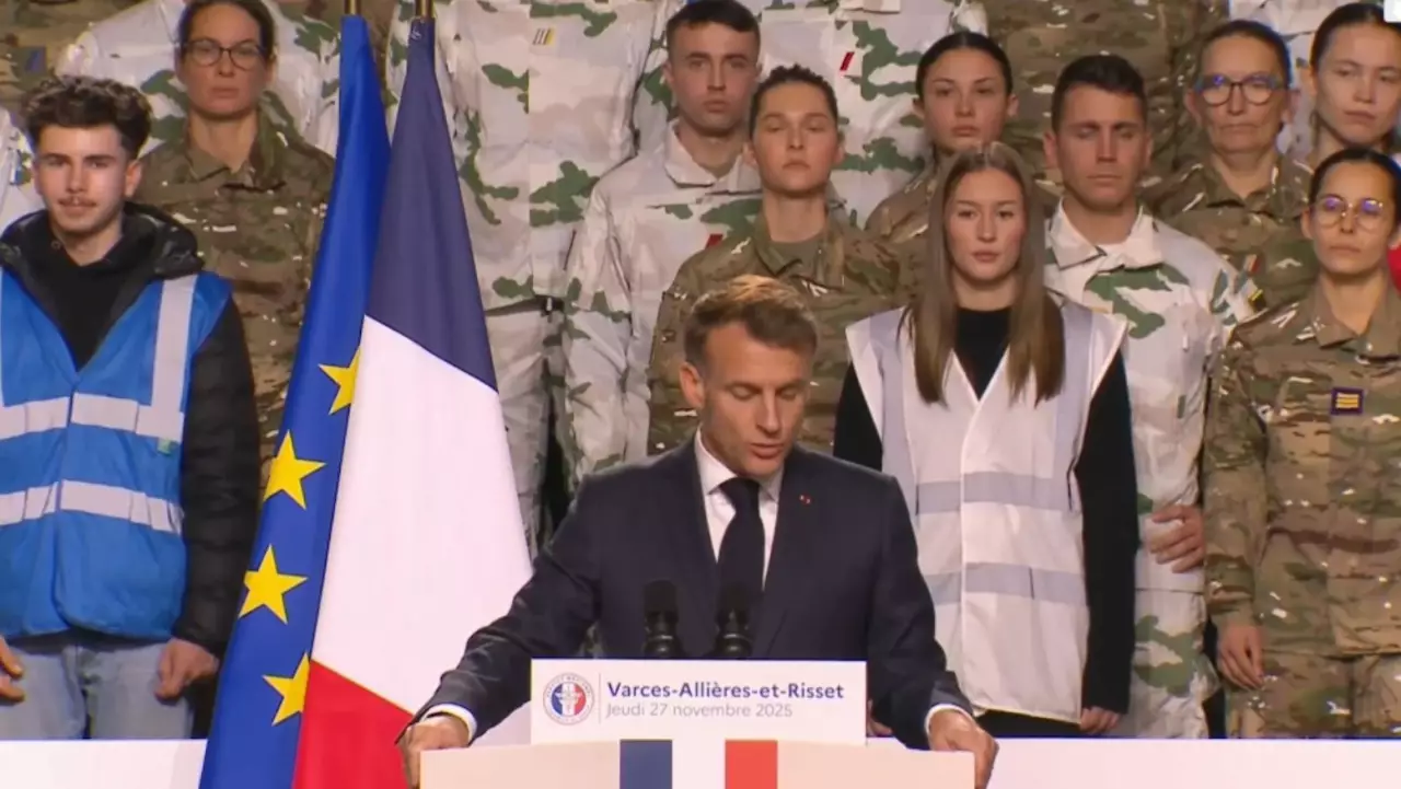 Франция ерікті әскери қызмет енгізеді