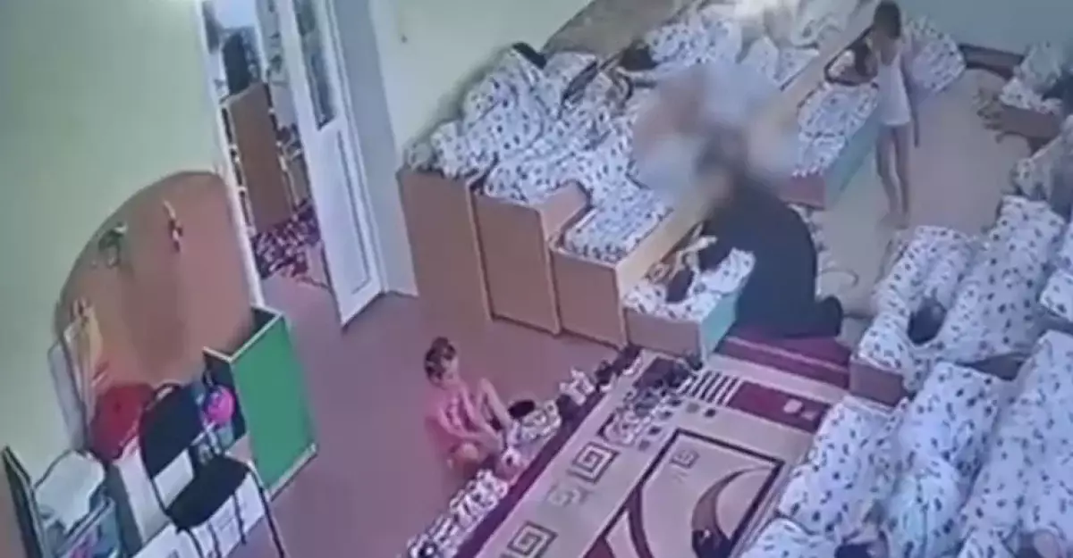 Воспитательницу ясли-сада в Семее подозревают в попытке удушить ребенка