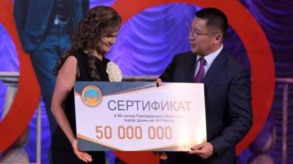 Дарили очень щедрые подарки и боролись. А чем ещё занимались казахстанские чиновники в ноябре