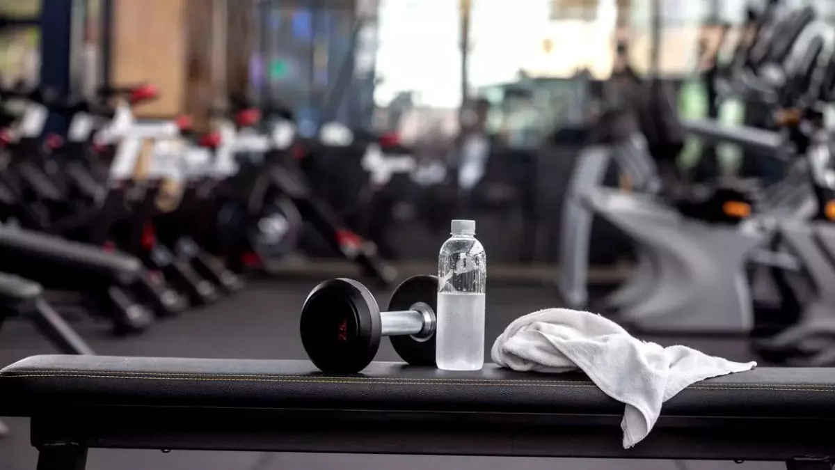 «Бөксемнен ұрды»: Астанадағы фитнес-клубта жаттықтырушылар арасында шу шықты (ВИДЕО)