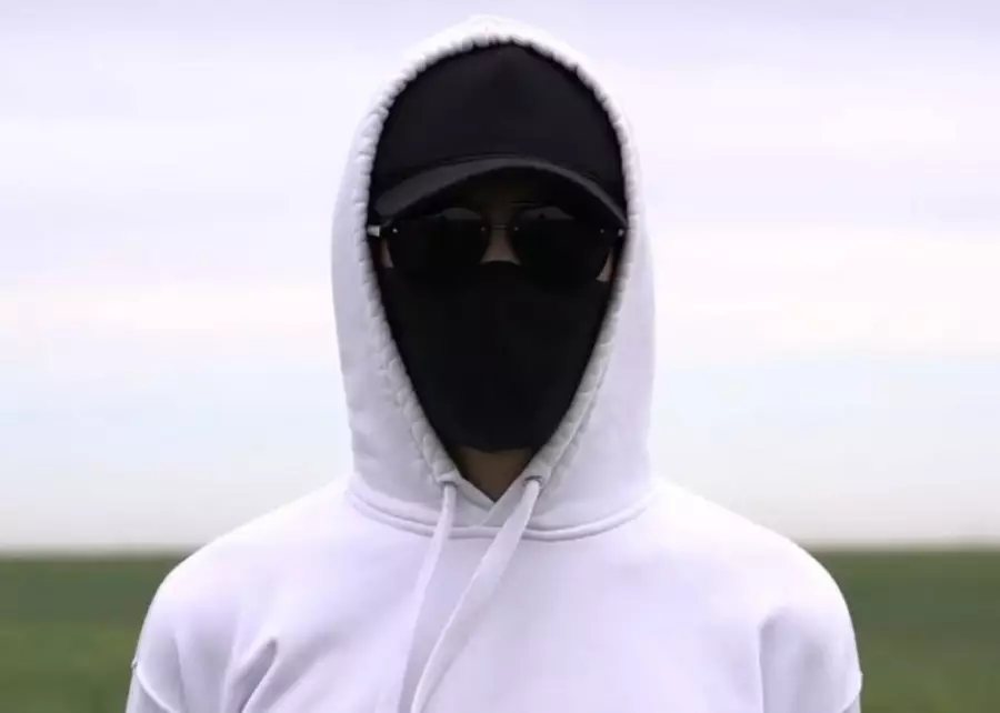 Қара бетперде таққан жұмбақ жігіт жалғызбасты әкеге пәтер сыйлады