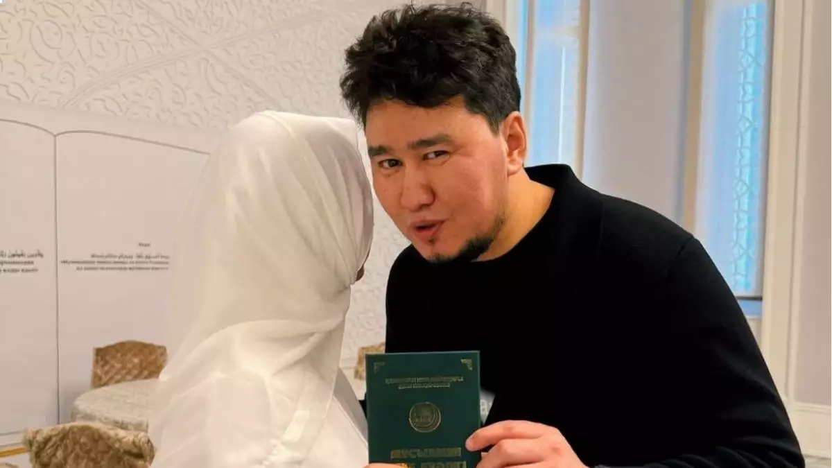 “Әке деп айтуға рұқсат бермеймін”: Жахан Отарғалив алғаш рет екінші әйелінің балалары туралы ағынан жарылды