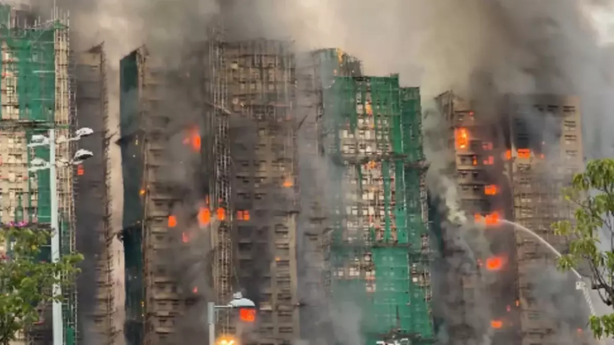 Число жертв пожара в Гонконге превысило 90 человек