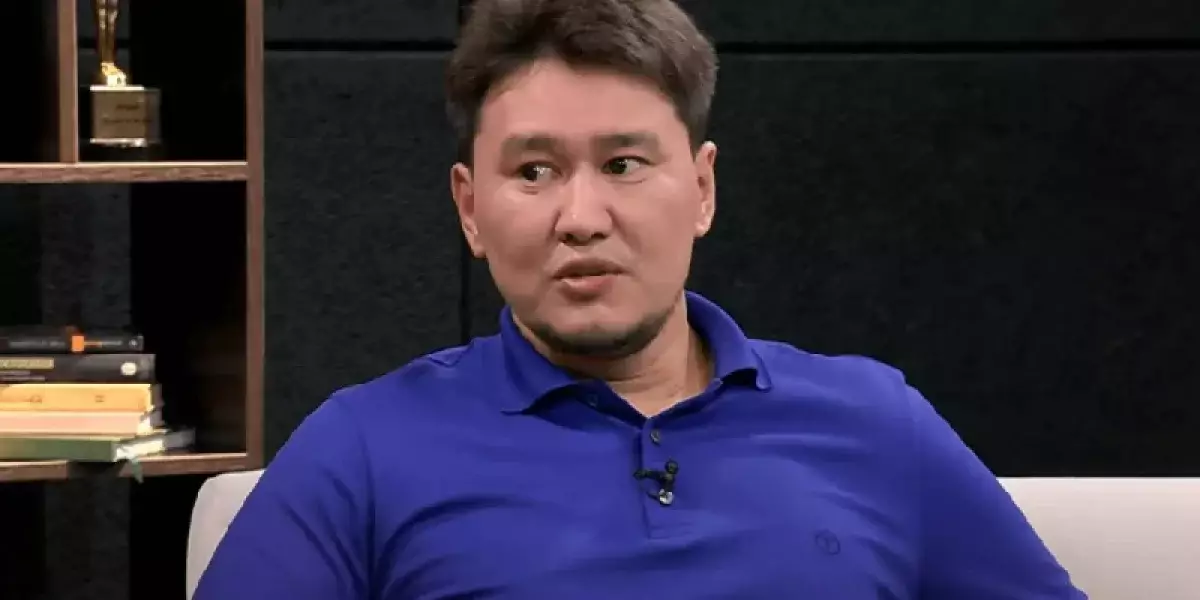 «Олардың өз әкелері бар»: Жахан Отарғалив үшінші әйелінің балалары туралы ойын айтты (ВИДЕО)