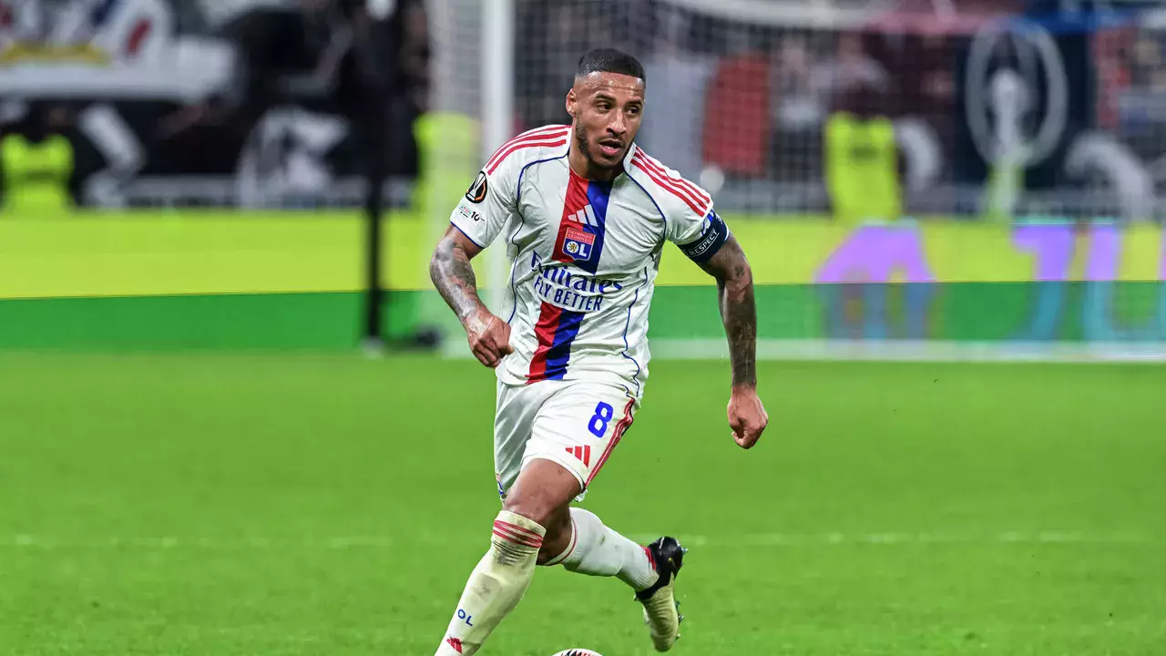 «Лион» разгромил «Маккаби» и вышел на первое место в группе Лиги Европы