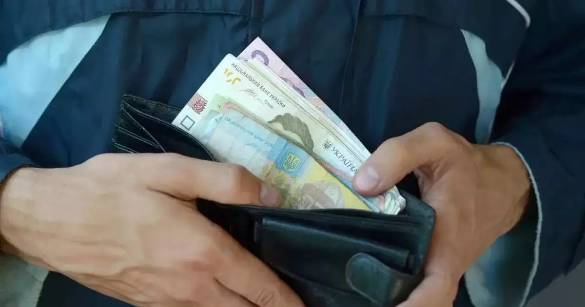  Чиновник 10 лет не ходил на работу, но получал зарплату 