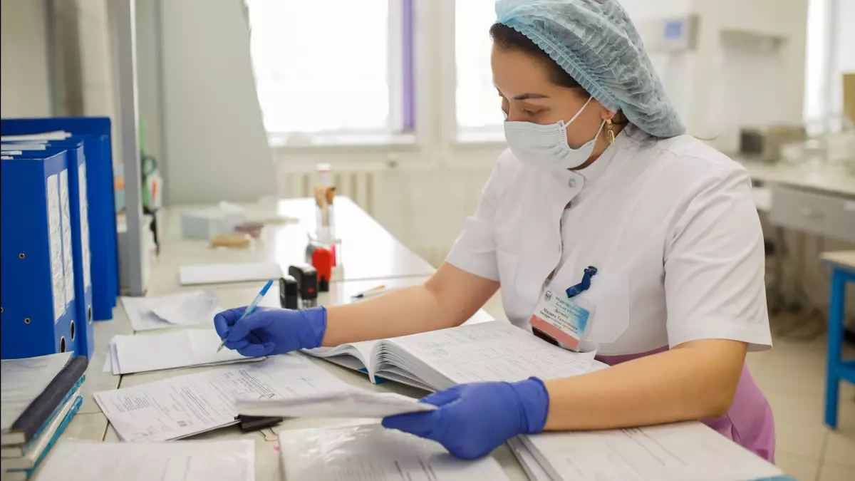 Зарплаты врачей в Казахстане: 8,5 млн тенге подъемное пособие и 500 тысяч в месяц