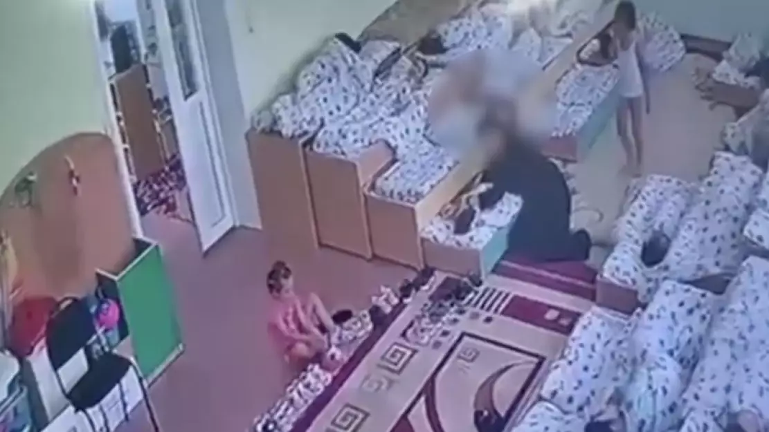 Семейде бес жасар баланы тұншықтырды деп айыпталған тәрбиешіге іс қозғалды