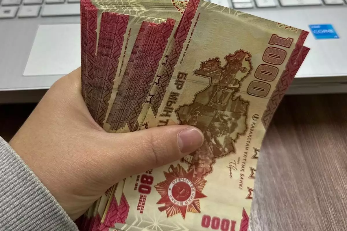 Новая купюра — новые проблемы: казахстанцы не могут расплатиться банкнотой 1000 тенге