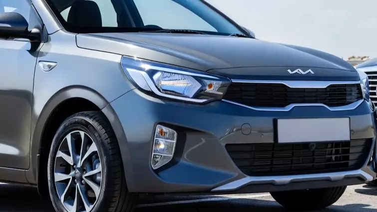 Баттл Kia Soluto и JAC J7: бомбические седаны за 8 млн